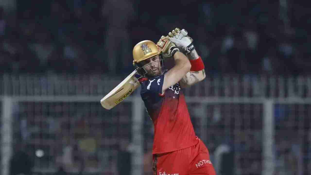 Phil Salt hits 25 runs off Mitchell Starc