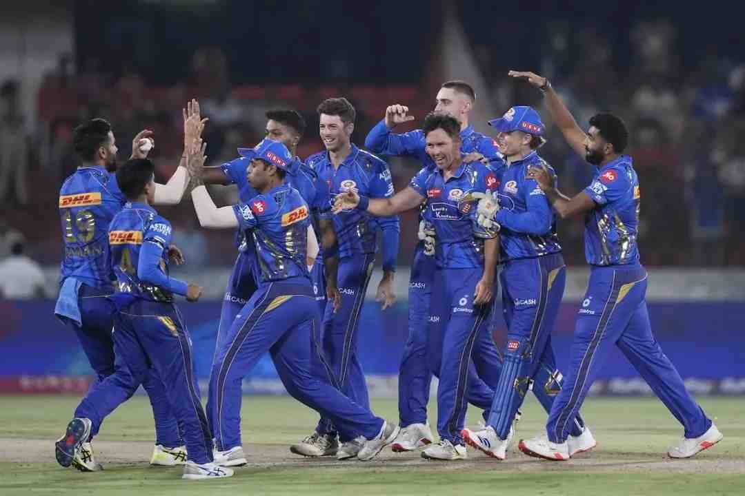 "Mumbai Ne Hyderabad Ko Dhool Chata Di, SRH Ka Tez Safar Ruka" – Fans erupt as MI clinch a thrilling win over SRH