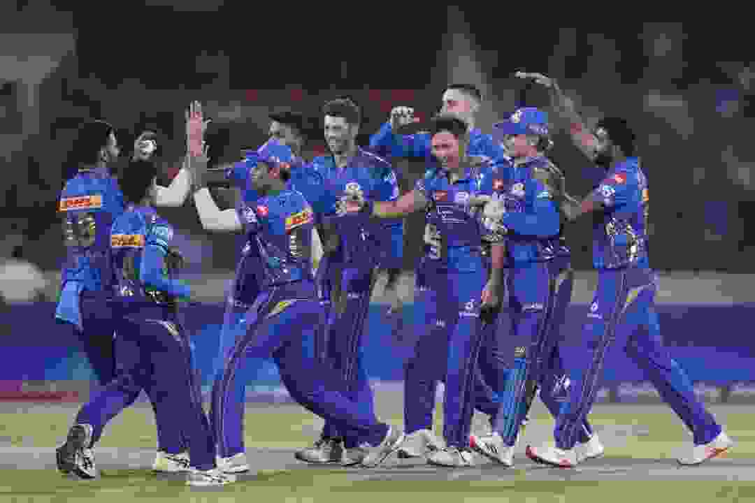"Mumbai Ne Hyderabad Ko Dhool Chata Di, SRH Ka Tez Safar Ruka" – Fans erupt as MI clinch a thrilling win over SRH