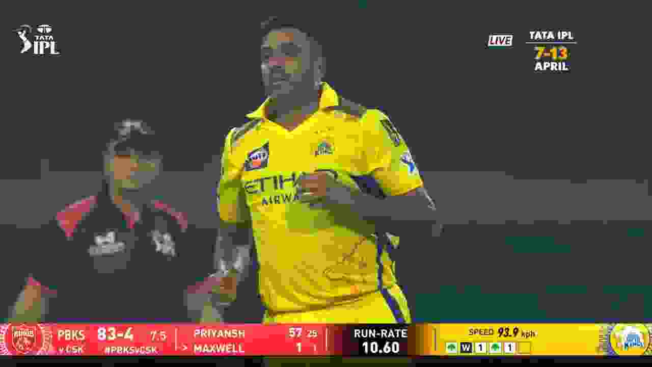 Ravichandran Ashwin dismissed Maxwell.webp