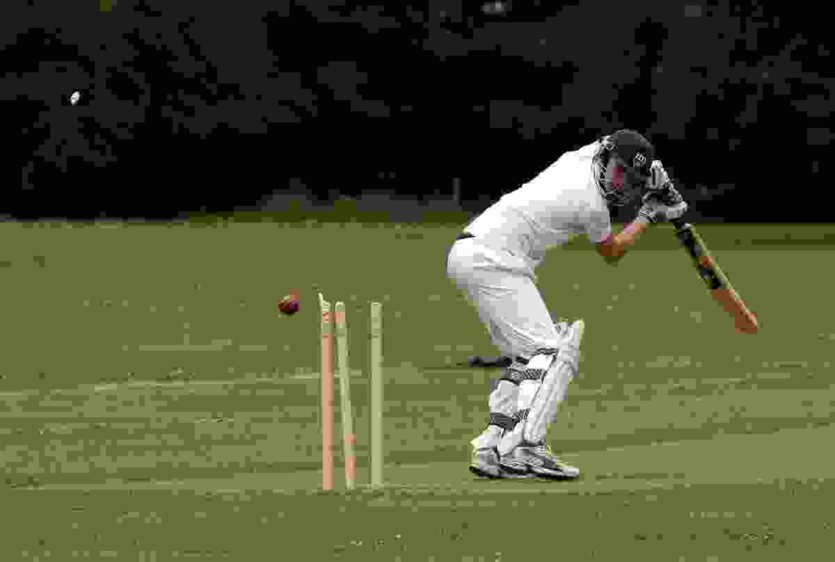 1200px-Cricketer_bowled.webp