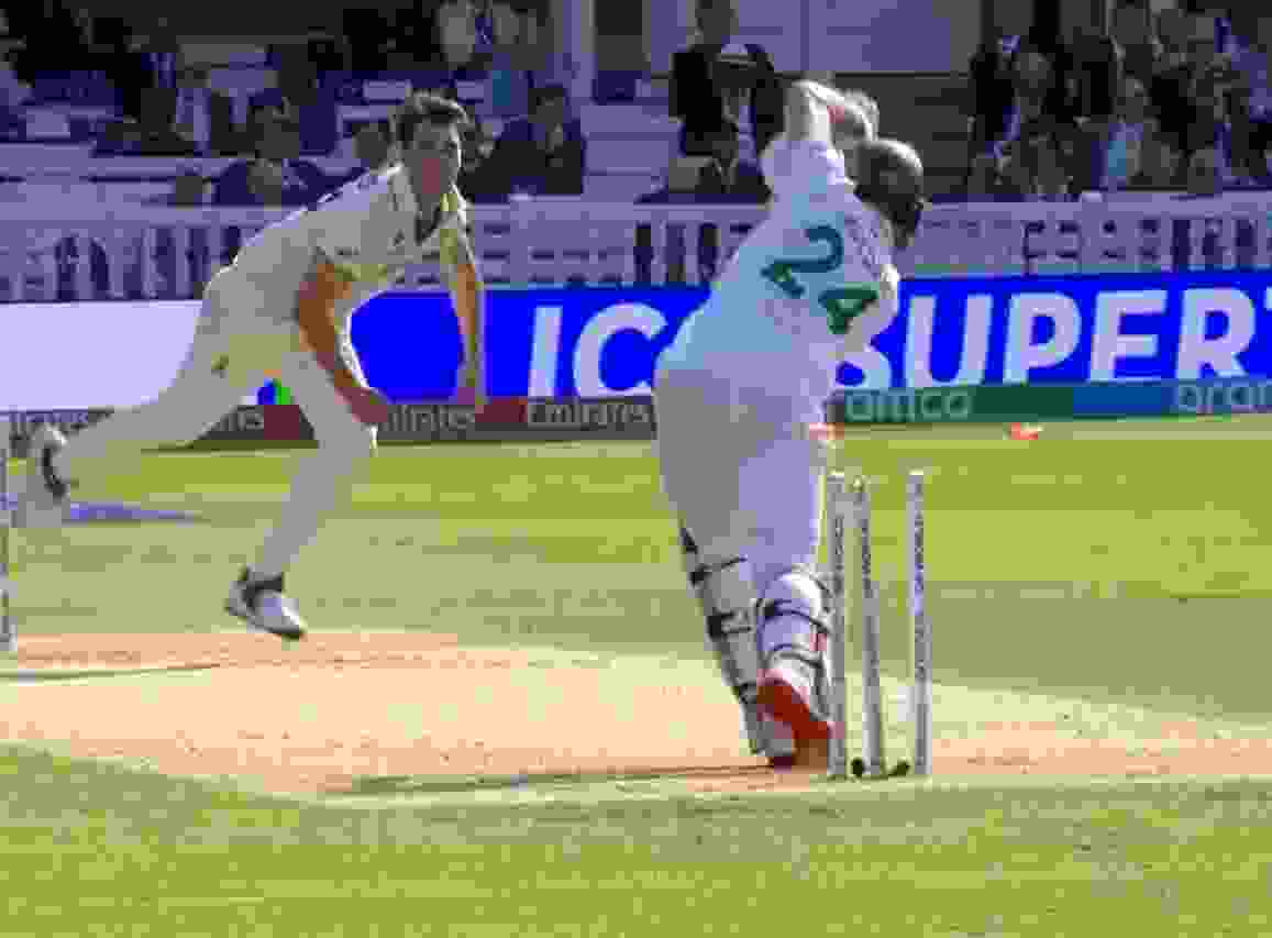 Pat Cummins bowled out Wiaan Mulder 