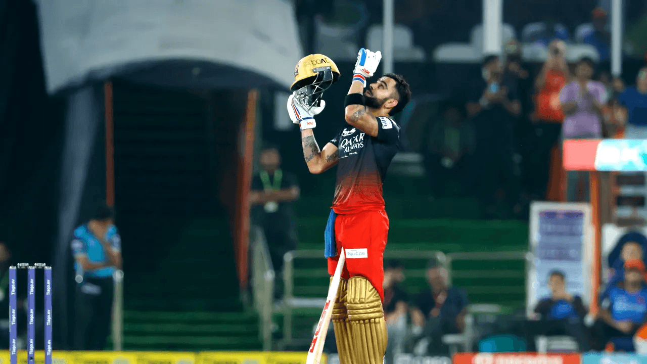 "The Face of World Cricket" - Netizens showers praises on Virat Kohli after his century