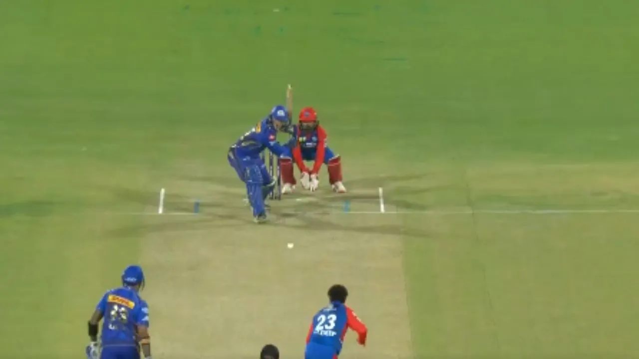 Kuldeep Yadav bowled Ryan Rickelton.webp