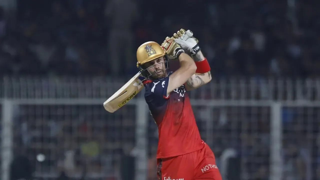 Phil Salt hits 25 runs off Mitchell Starc