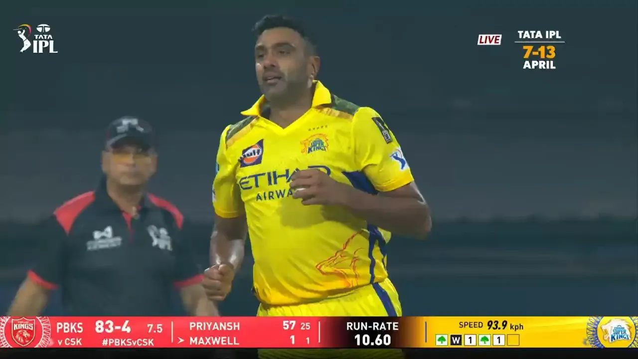 Ravichandran Ashwin dismissed Maxwell.webp