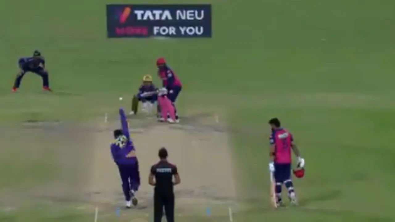 Varun Chakravarty double wicket over (2).webp